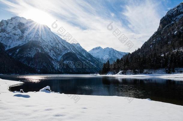 阿尔卑斯山的山走过冬<strong>风景风景</strong>在旁边<strong>湖湖</strong>微分算子英语字母表的第16个字母