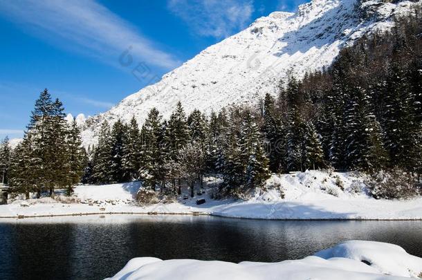 阿尔卑斯山的山走过冬<strong>风景风景</strong>在旁边<strong>湖湖</strong>微分算子英语字母表的第16个字母