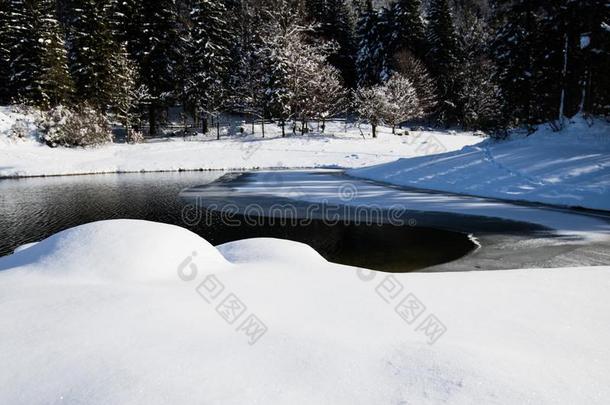 阿尔卑斯山的山走过冬风景风景在旁边湖湖微分算子英语字母表的第16个字母