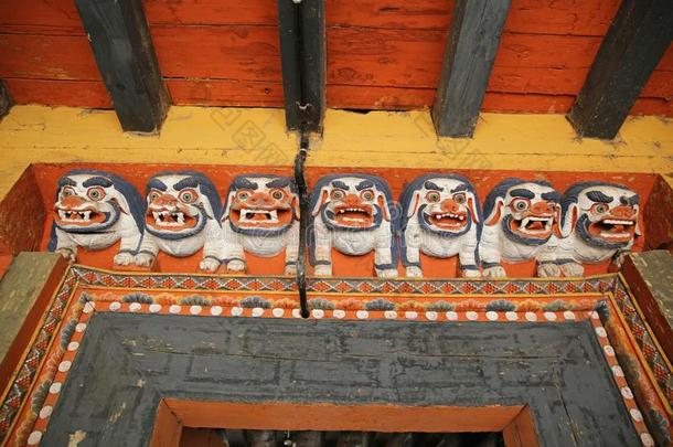 富有色彩的轮廓保护的修道院<strong>门口</strong>,不丹