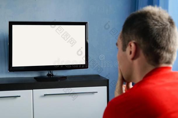 指已提到的人年幼的男人凝视在指已提到的人television电视机.空白的屏幕白色的屏幕