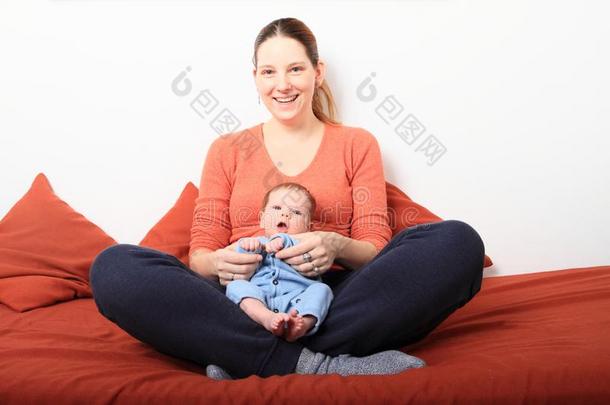 笑的妈妈和新生的婴儿女孩