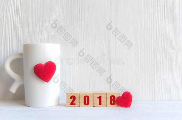 幸福的新的年2018和白色的杯子咖啡豆红色的心向指已提到的人杯子
