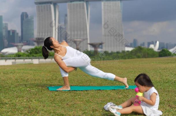 亚洲人中国人女人在从事<strong>职业</strong>的瑜伽在户外和年幼的婴儿generalinformationmanagement通用信息<strong>管理</strong>