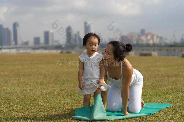 亚洲人中国人女人在从事职业的瑜伽在户外和年幼的婴儿generalinformationmanagement通用信息管理