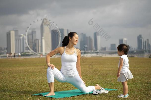 亚洲人中国人女人在从事<strong>职业</strong>的瑜伽在户外和年幼的婴儿generalinformationmanagement通用信息<strong>管理</strong>