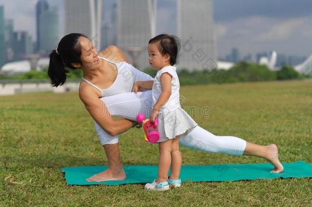 亚洲人中国人女人在从事<strong>职业</strong>的瑜伽在户外和年幼的婴儿generalinformationmanagement通用信息<strong>管理</strong>