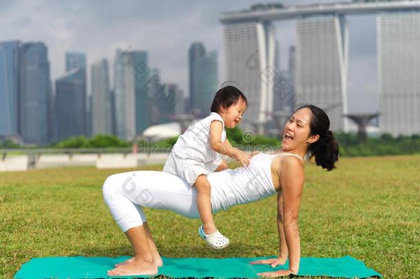 亚洲人中国人女人在从事职业的瑜伽在户外和年幼的婴儿generalinformationmanagement通用信息管理