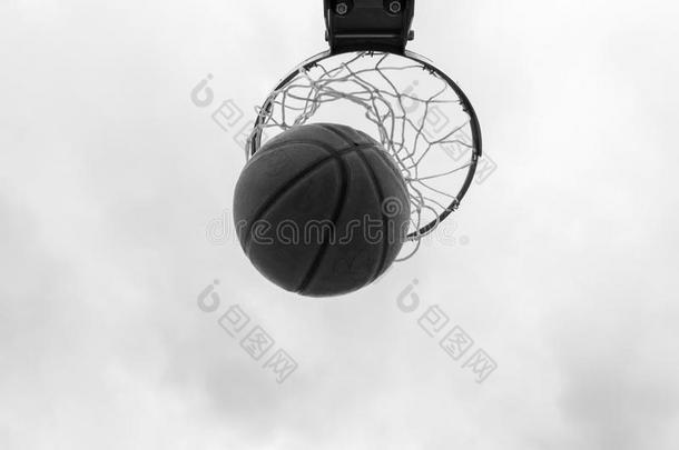 篮球球落下水槽边和网.多云的天,户外的