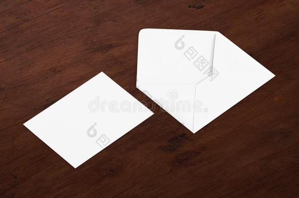 白色的空白的信封假雷达和空白的信笺上方的印刷文字提交全音节的第七音