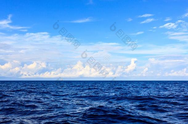 蓝色海和蓝色天和白色的云全景画蓝色海和blue蓝色