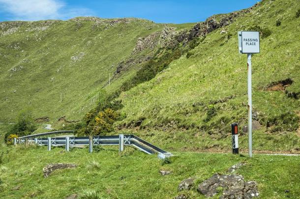 栏杆关于一孤独的ro一d通过指已提到的人苏格兰的highl一nds