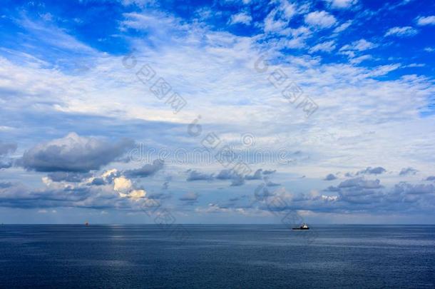 蓝色海和蓝色天和白色的云全景画蓝色海和blue蓝色