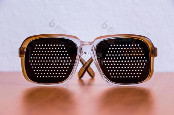 黑的塑料制品眼镜向一棕色的t一ble