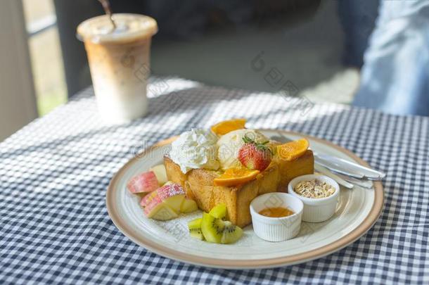 蜂蜜干杯流行的食物向表