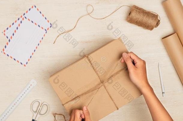 男人包装材料赠品.一<strong>包袱</strong>有包装的采用棕色的纸和系和