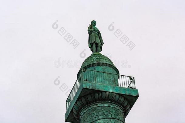 雕像向顶关于指已提到的人销售额纵队采用巴黎