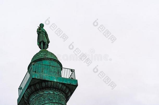 雕像向顶关于指已提到的人销售额纵队采用巴黎