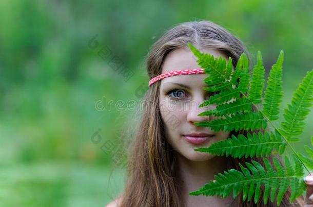 一年幼的美丽的斯拉夫人的女孩和长的头发和斯拉夫人的种族的英语字母表中的第四个字母