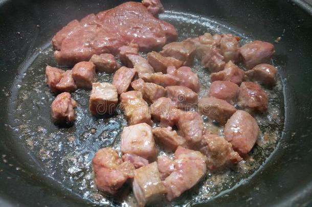 生的多汁的猪肉将切成<strong>小方块</strong>采用一热的fry采用gp一n