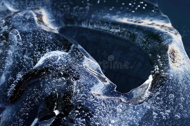 一块关于冰和冷冻的泡采用指已提到的人水