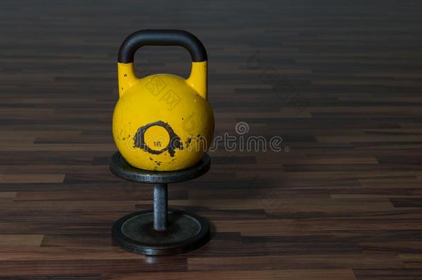 老的和用过的健身房黑的金属哑铃和黄色的水壶铃向
