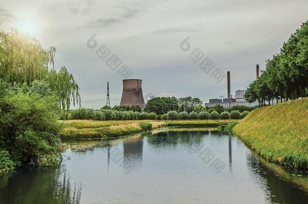 看法关于运河和园和原子核的动力植物采用背景