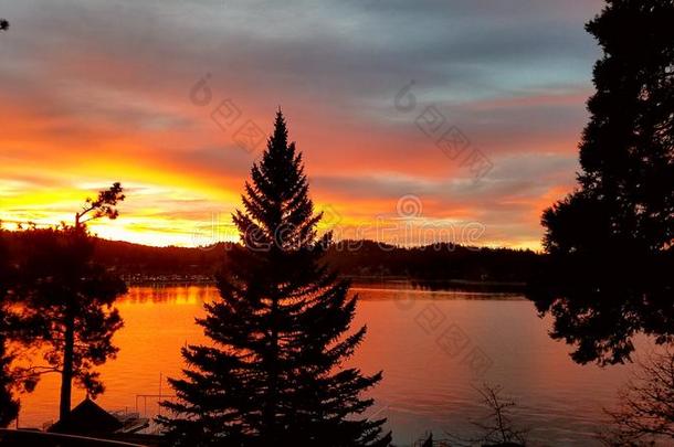 充满生机的,红色的冬日落向湖箭头,美国加州
