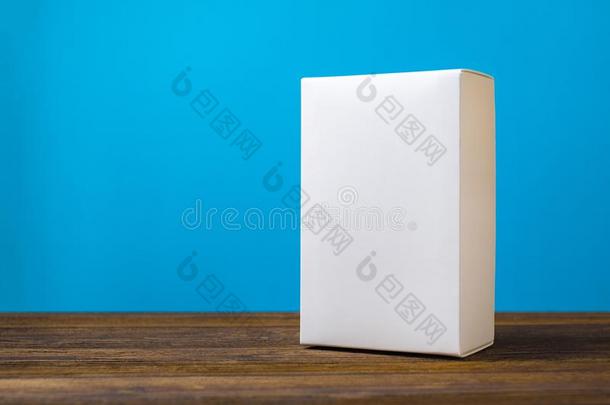 空的两个包装白色的卡纸板盒为长的物料项目向木制的英语字母表的第20个字母