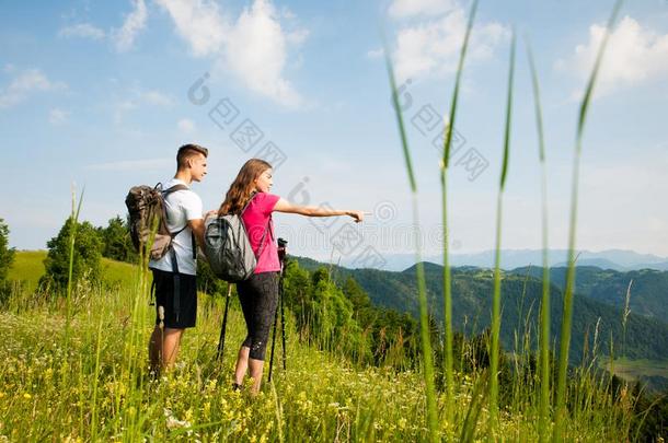 <strong>积极</strong>的美丽的年幼的对徒步旅行internationaln或malatmosphere国际标准<strong>大气</strong>自然攀登的小山或