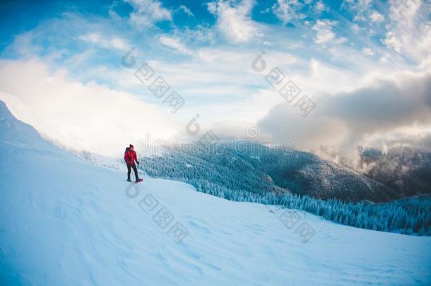 一男人采用雪鞋采用指已提到的人mounta采用s.