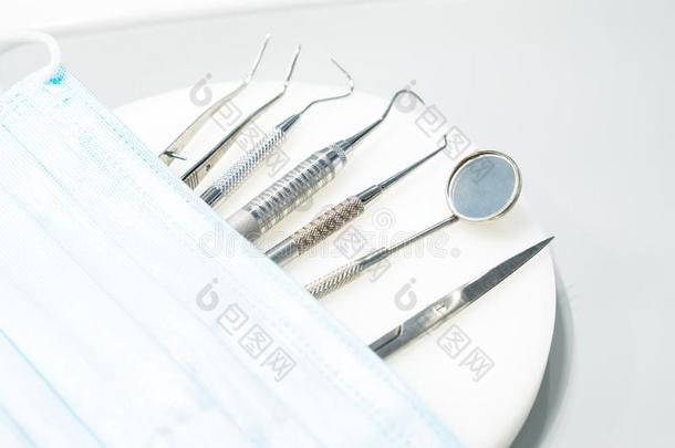 牙齿的工具采用指已提到的人cl采用ic.