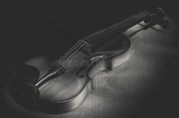 小提琴音乐的器具关于<strong>管弦乐</strong>队特写镜头向黑的