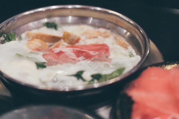 烹饪术食物采用热的罐为做寿喜烧或涮锅
