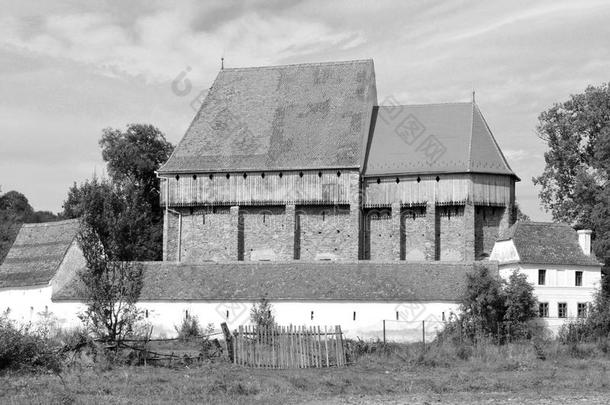 黑的和白色的.加强的中古的撒克逊人教堂采用指已提到的人村民