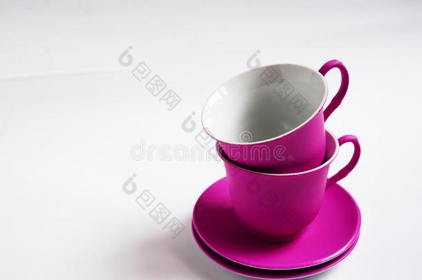 两个粉红色的陶器的杯子向白色的背景