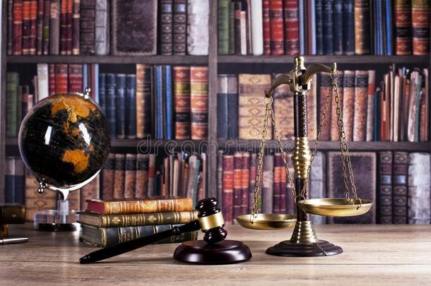 木制的审判`英文字母表的第19个字母小木槌.法律的办公室.
