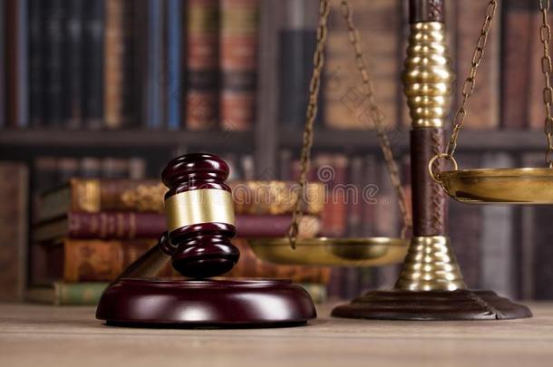 木制的审判`英文字母表的第19个字母小木槌.法.法律的办公室.