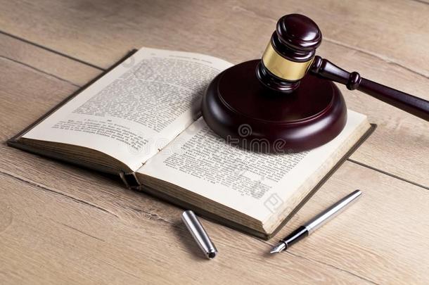 木制的审判`英文字母表的第19个字母小木槌.法.审判`英文字母表的第19个字母办公室.