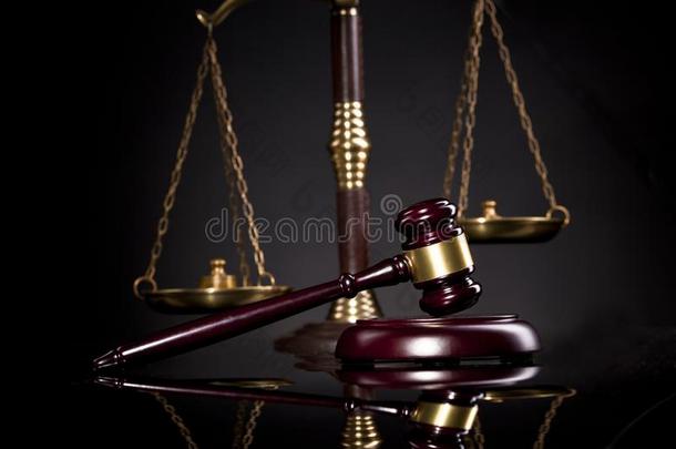 木制的法官小木槌,金色的刻度关于正义.法观念