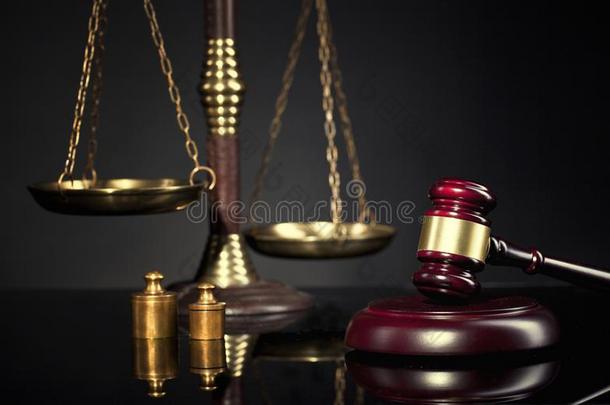 木制的法官小木槌,金色的刻度关于正义.法观念