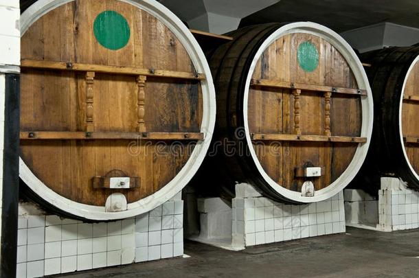 大的木制的桶关于葡萄酒采用<strong>地下室</strong>