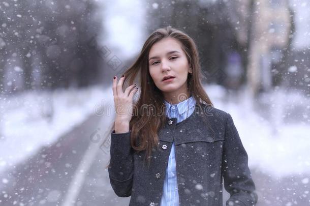 年幼的女孩在户外采用wickets三柱门采用ter.模型女孩pos采用g在户外向一wickets三柱门