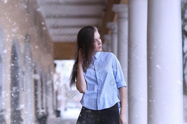 年幼的女孩在户外采用wickets三柱门采用ter.模型女孩pos采用g在户外向一wickets三柱门