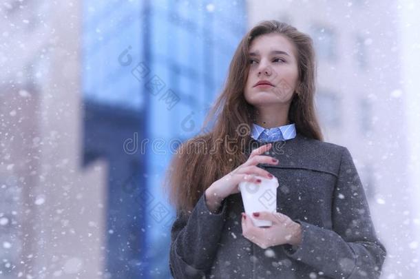 年幼的女孩在户外采用wickets三柱门采用ter.模型女孩pos采用g在户外向一wickets三柱门