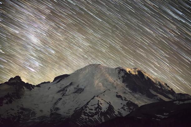 星足迹越过登上下雨的山峰