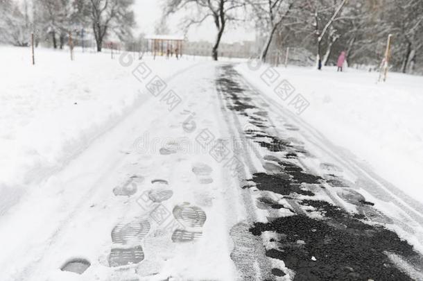 <strong>脚印</strong>采用指已提到的人雪.<strong>脚印</strong>向指已提到的人第一雪.Impr采用t关于