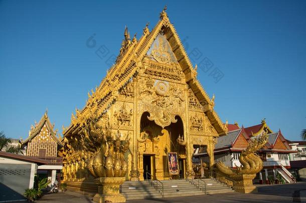 泰国或高棉的佛教寺或僧院SriPanTon庙在奶奶省份,金色的庙,在tractions