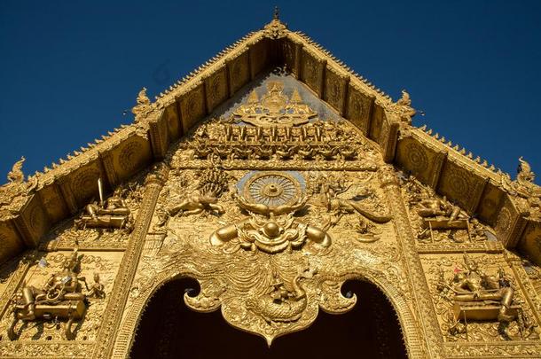 泰国或高棉的佛教寺或僧院斯里潘通庙在奶奶省份,金色的庙,在tractions
