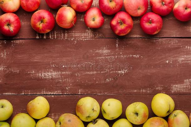 新鲜的苹果向棕色的木制的表.新鲜的成果向背景.英语字母表的第8个字母